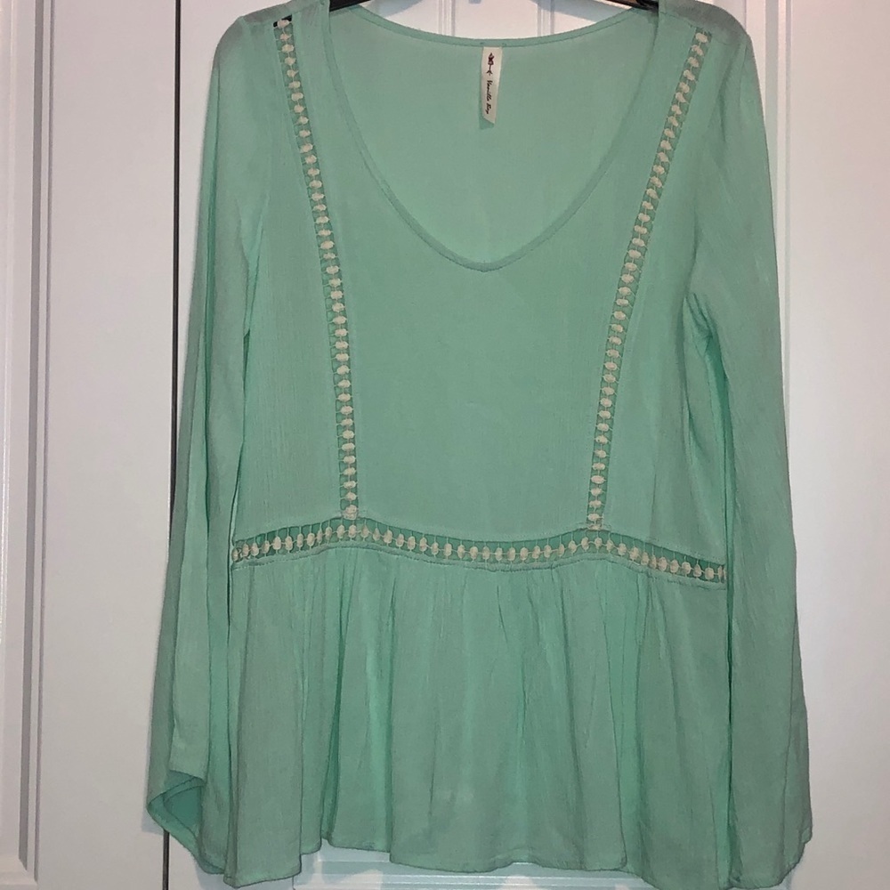 Vanilla Bay v-neck long sleeve knitted accent blouse in sea foam green; med